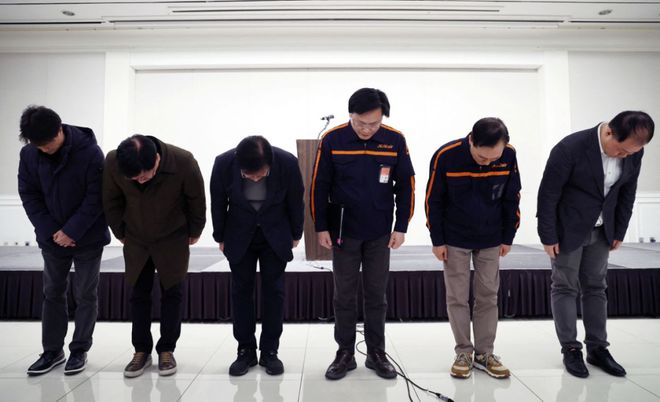 韩国空难发布会现场哭声吼声一片！“不少乘客被甩出机外很难辨认”航司高层鞠躬道歉(图1)
