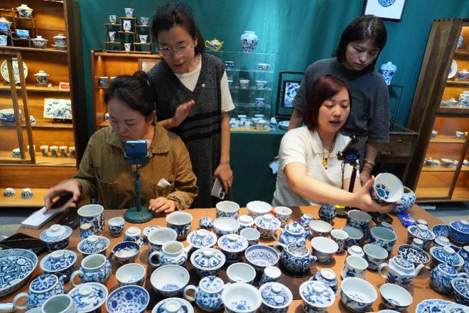 从千馆之城到直升机之城景德镇如何长红？专访瓷都书记胡雪梅(图3)