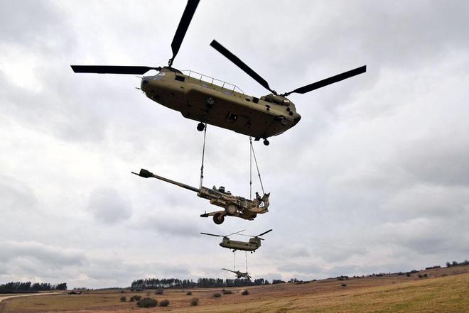 CH-47支奴干直升机被美军誉为“飞行车厢”(图5)