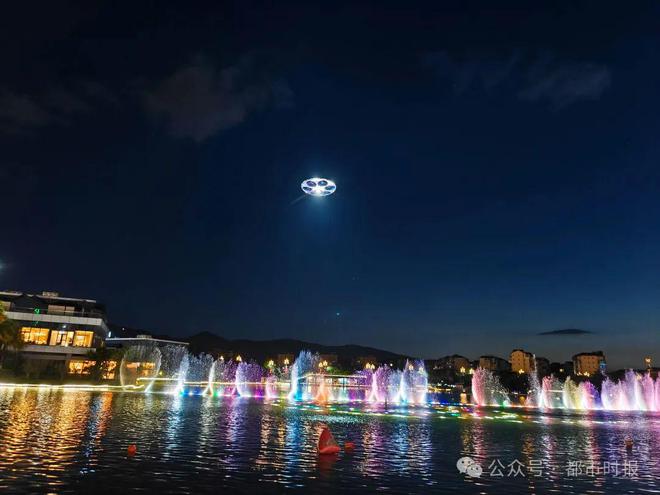 高清图+视频！昆明夜空惊现炫酷“UFO”(图5)