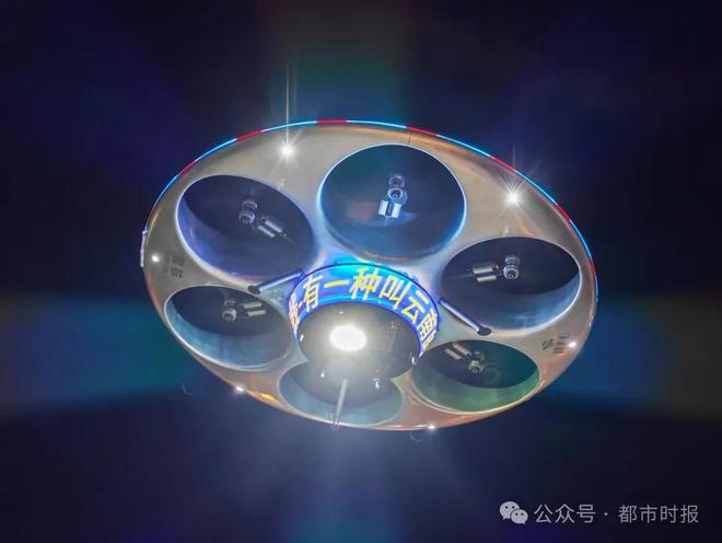 高清图+视频！昆明夜空惊现炫酷“UFO”(图3)