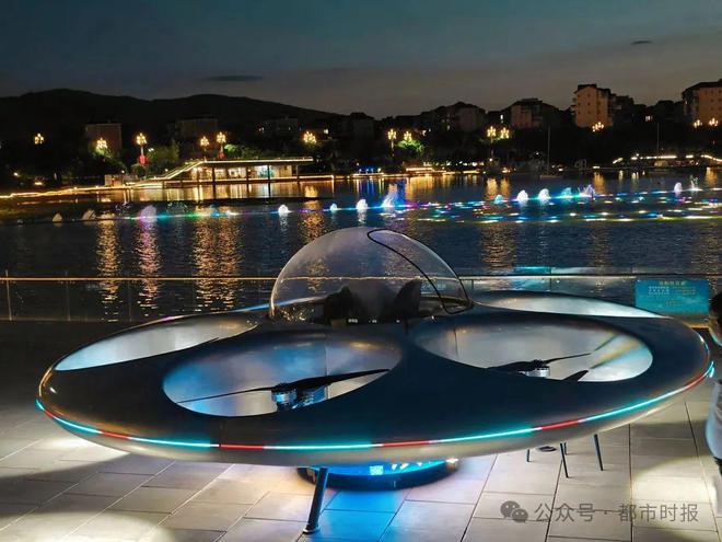 高清图+视频！昆明夜空惊现炫酷“UFO”(图1)