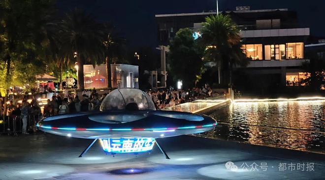 高清图+视频！昆明夜空惊现炫酷“UFO”(图2)