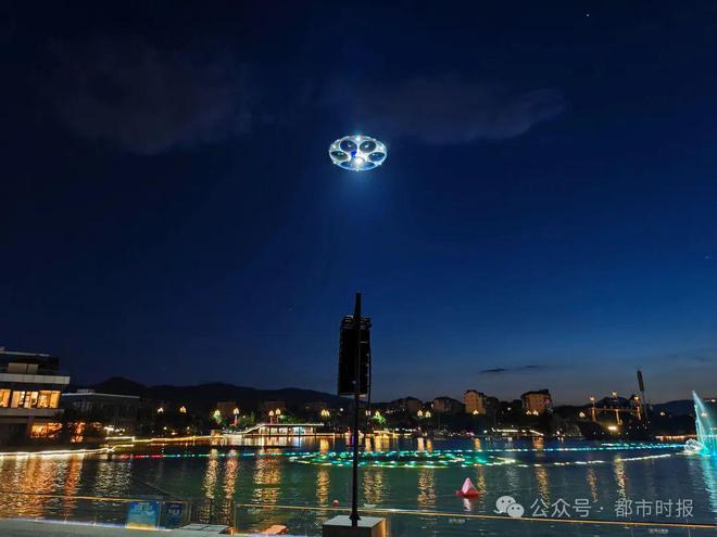 高清图+视频！昆明夜空惊现炫酷“UFO”(图4)