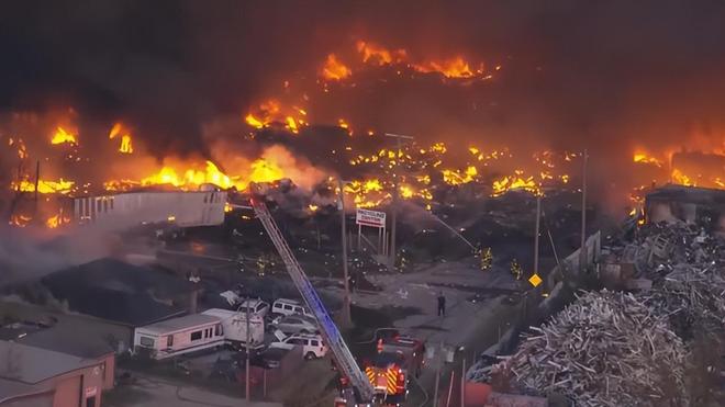 政府关门35天终于酿成大祸？一架波音飞机撞向大楼现场十分惨烈(图9)