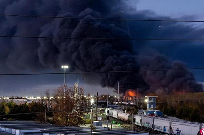 政府关门35天终于酿成大祸？一架波音飞机撞向大楼现场十分惨烈(图10)