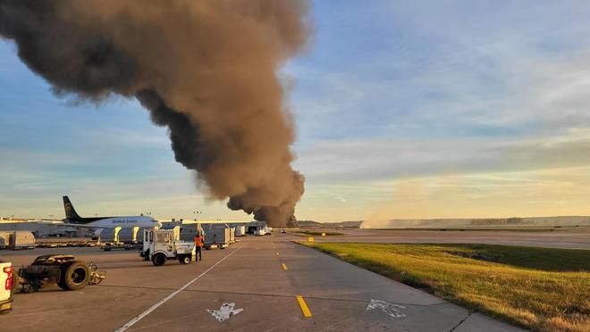 政府关门35天终于酿成大祸？一架波音飞机撞向大楼现场十分惨烈(图7)