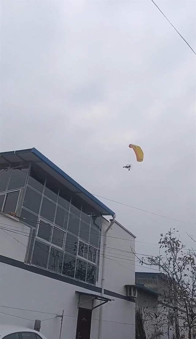小伙结婚当天驾自制“飞机”飞天 自制飞行器引围观(图1)